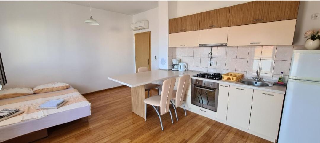 Apartmani Gizela Donji Seget Rum bild