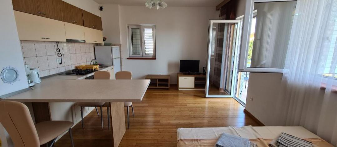 Apartmani Gizela Donji Seget Rum bild