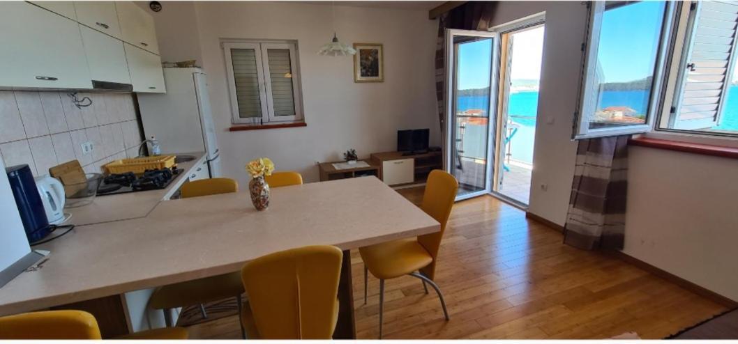 Apartmani Gizela Donji Seget Rum bild