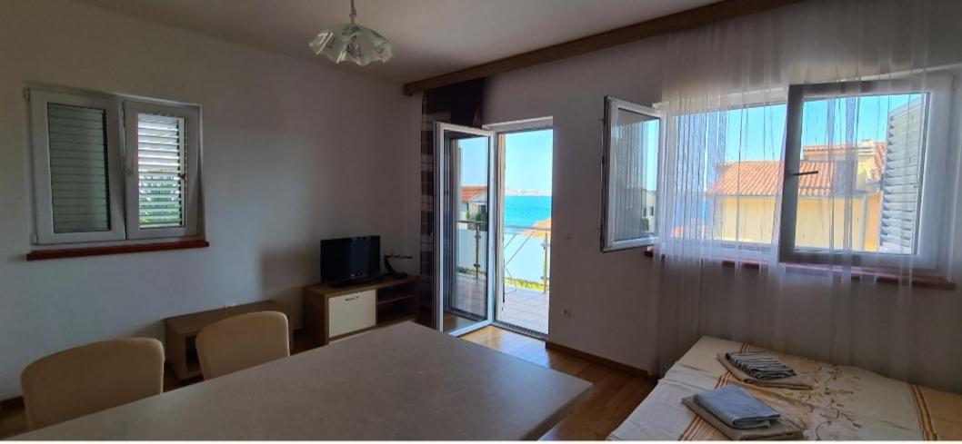 Apartmani Gizela Donji Seget Rum bild