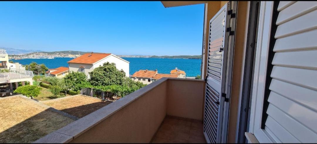 Apartmani Gizela Donji Seget Rum bild