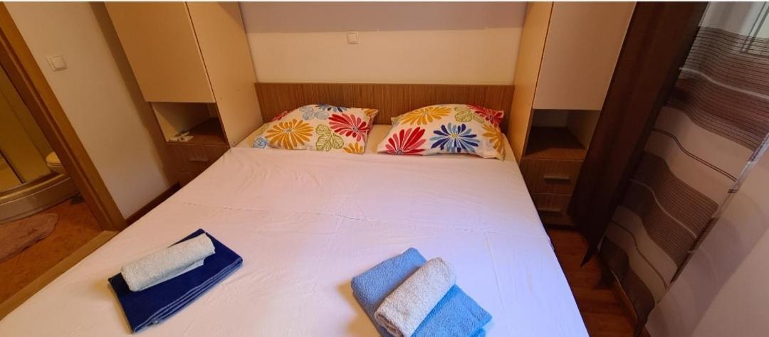 Apartmani Gizela Donji Seget Rum bild