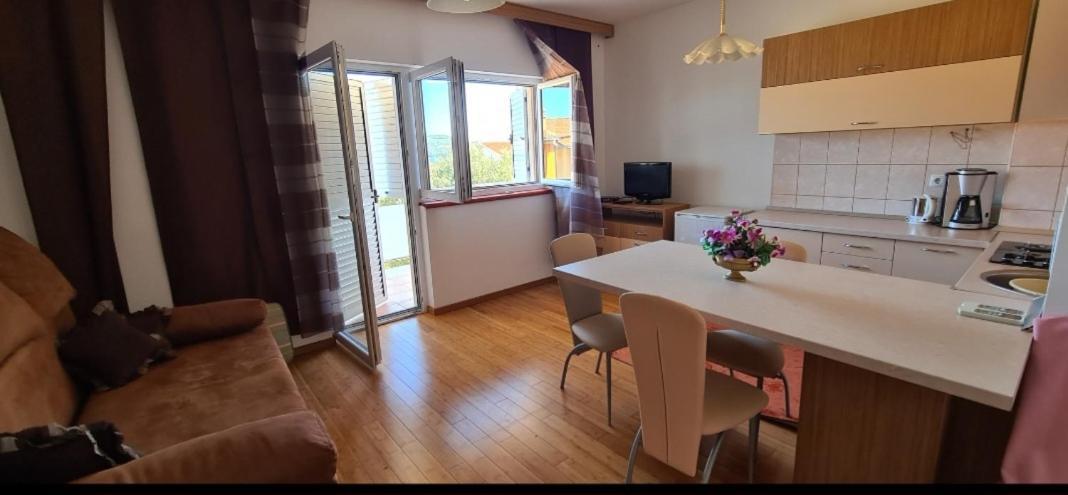 Apartmani Gizela Donji Seget Rum bild